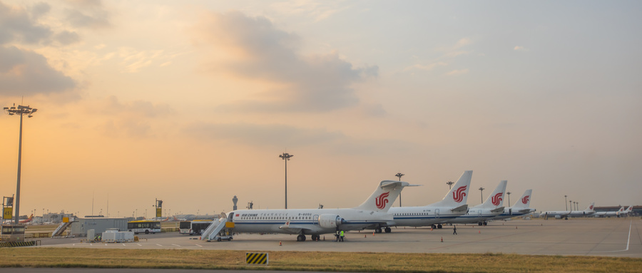 1711615713983306CC74.jpg 攝圖網(wǎng)_501671327_大氣北京首都機(jī)場(chǎng)停機(jī)坪(企業(yè)商用).jpg